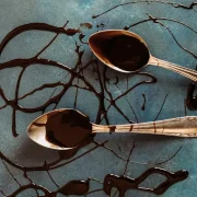 Wie man Schokoladenflecken entfernt