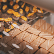 Moet ik chocolade in de koelkast bewaren?