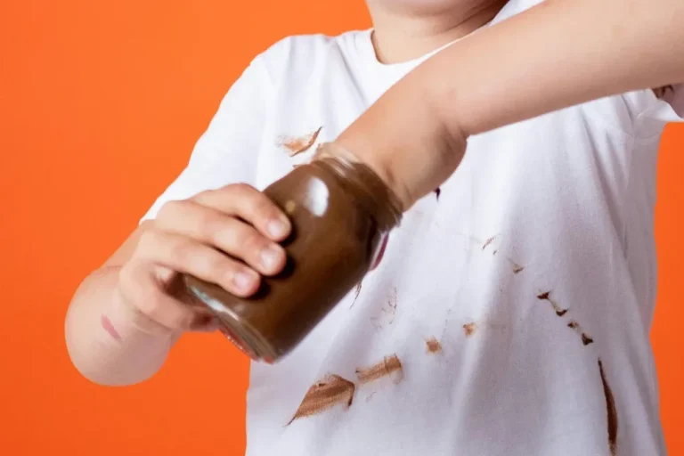 Wie man Schokoladenflecken entfernt 3 Wie man Schokoladenflecken entfernt 1