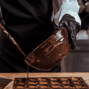 Wat is het verschil tussen een chocolademaker en een chocolatier?