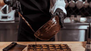 Quelle Est La Différence Entre Un Fabricant De Chocolat (Chocolat Maker) Et Un Chocolatier ? 1 Quelle est la différence entre un chocolatier et un fabriquant de chocolat ?